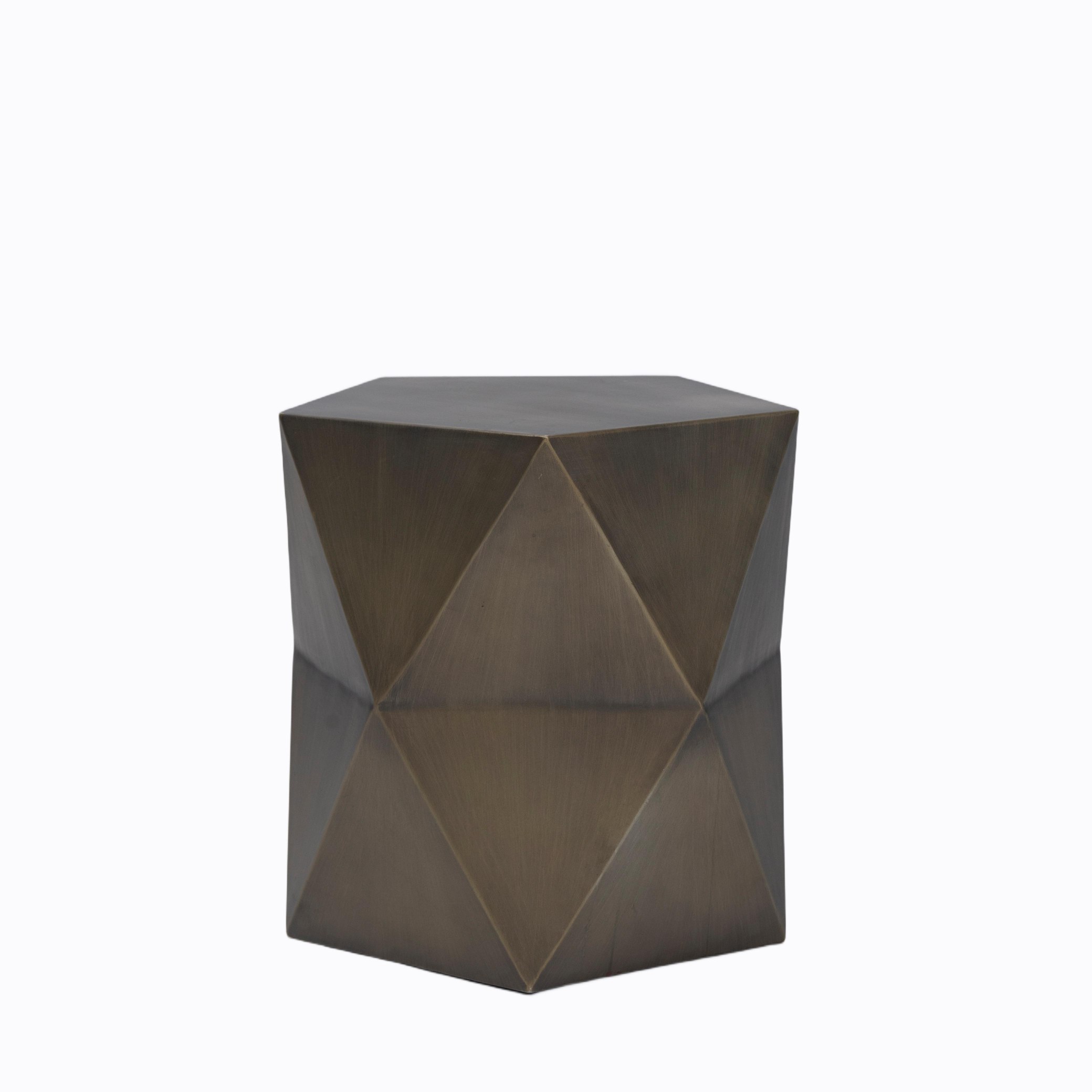 Geometryczny metalowy stolik boczny